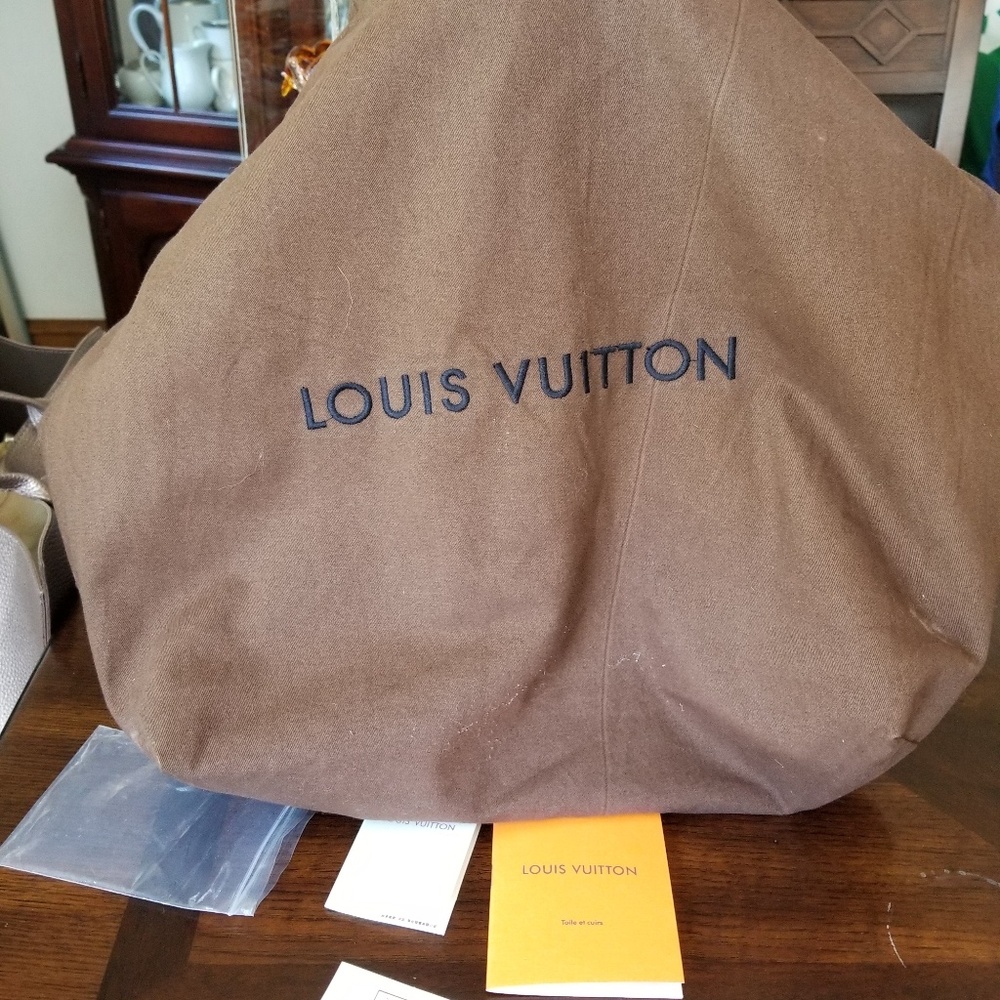 LV Capucines MM  bag - Picture 5 of 15
